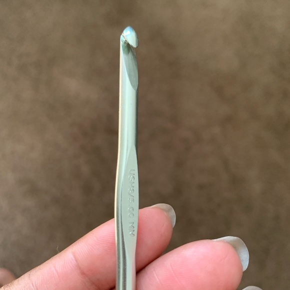 Susan Bates Crotchet  Needle!  with red Yarn! - Picture 7 of 10